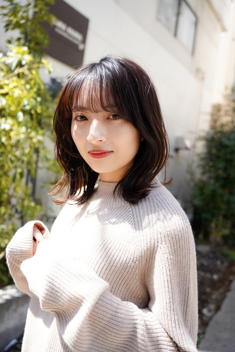 薄めバング外はねミディ